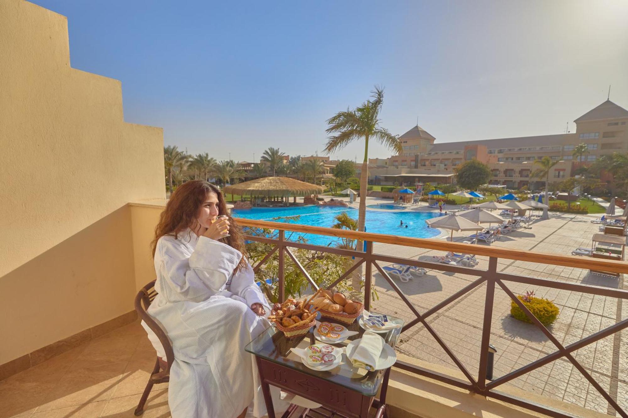 Swiss Inn Pyramids Golf Resort 6th of October City Buitenkant foto